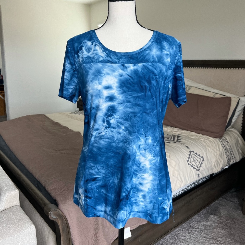 Workout Shirt / Size L runs small